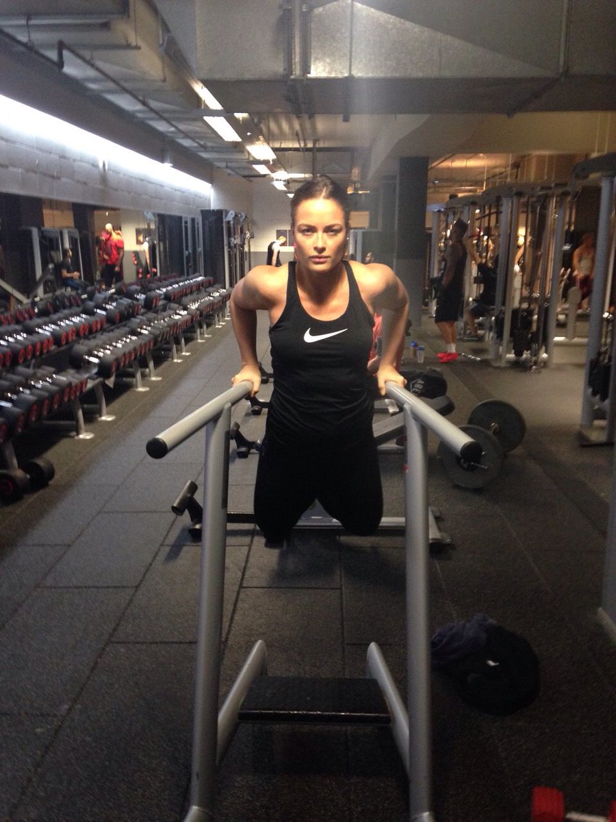 gymplanapp's tweet photo. Dips 101: Elbows out, leaning slightly forward to hit your chest. Elbows backwards, stay more upright...triceps!! https://t.co/Ih011sqqCD