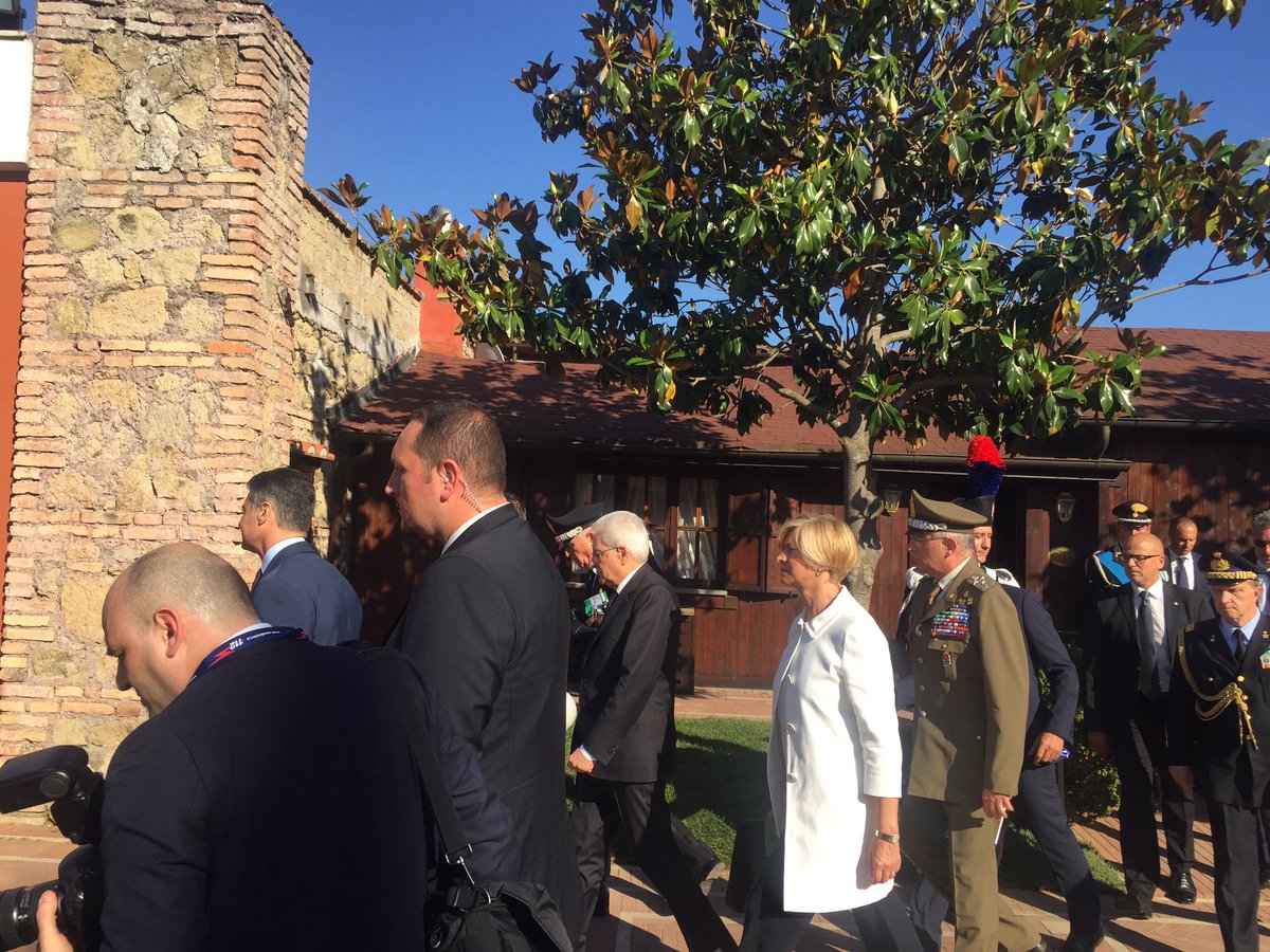SM_Difesa's tweet photo. #202AnnualeFondazione il #GenGraziano arriva alla caserma #DAcquisto per celebrazione anniversario #Carabinieri https://t.co/YS104aUE66