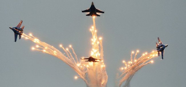 В Крыму прошли военные соревнования «Авиадартс», на которых российская авиация показала фигуры высшего пилотажа.