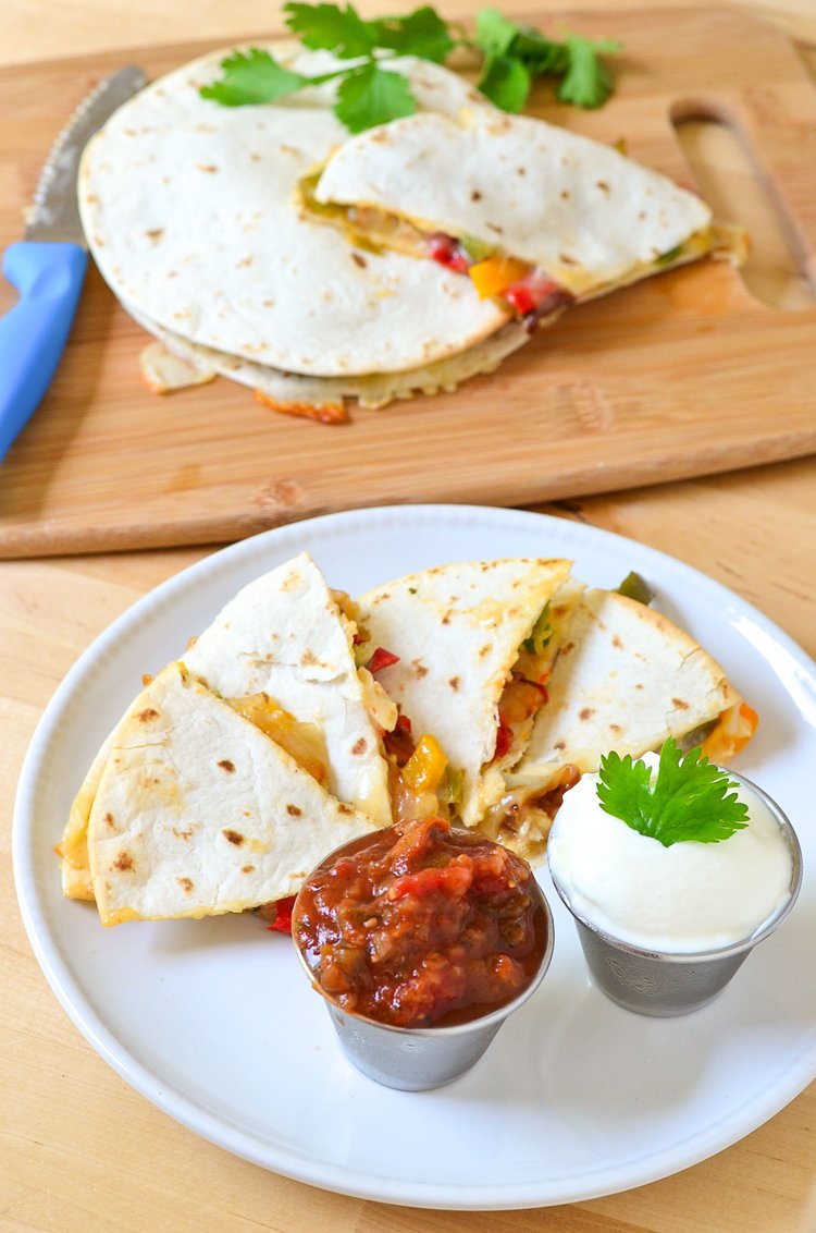 CourtneysSweets's tweet image. Super easy Chicken Quesadillas #MiniChefMondays #recipe courtneyssweets.com/2016/06/chicke…