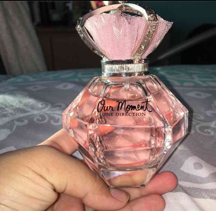 GiveawaysFI's tweet photo. RT TO WIN; One direction, Our Moment perfume https://t.co/Tsb1Swtm55