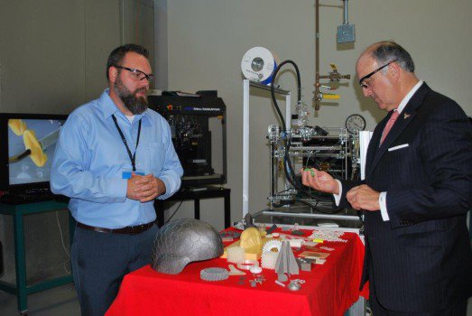 DoWCTO's tweet photo. @ArmyResearchLab Holmes: Let's pursue 3D printing what soldiers need on the spot #DoDcool https://t.co/smYycpBvfO https://t.co/4YuTZ3Co3w