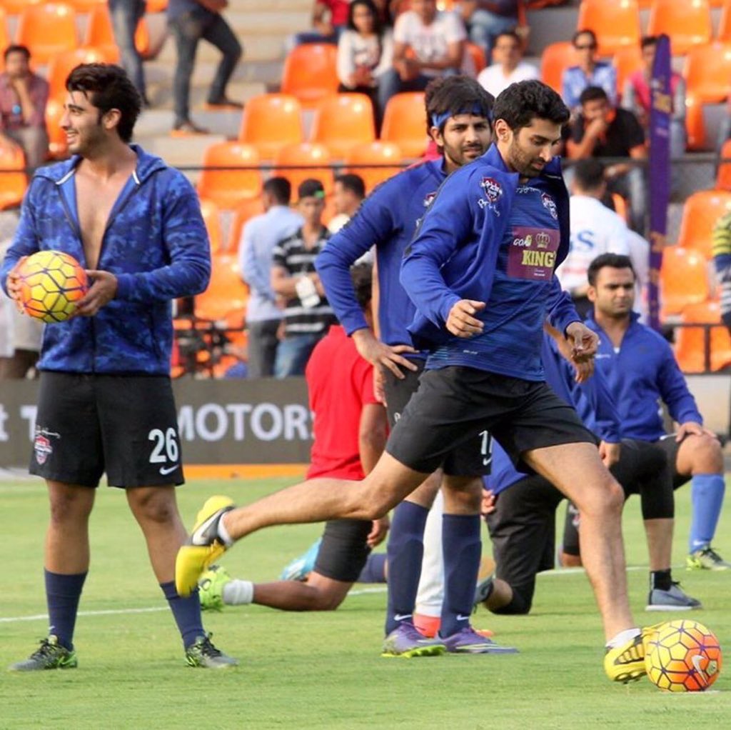 ArjunKapoorCafe's tweet photo. More Pics frm #CharityFootball #AllStarsFC #ASFCvsAHFC ❤️
@arjunk26 #RanbirKapoor #AdityaRoyKapur @theaaryankartik 😍 https://t.co/VDBCGu6YKM