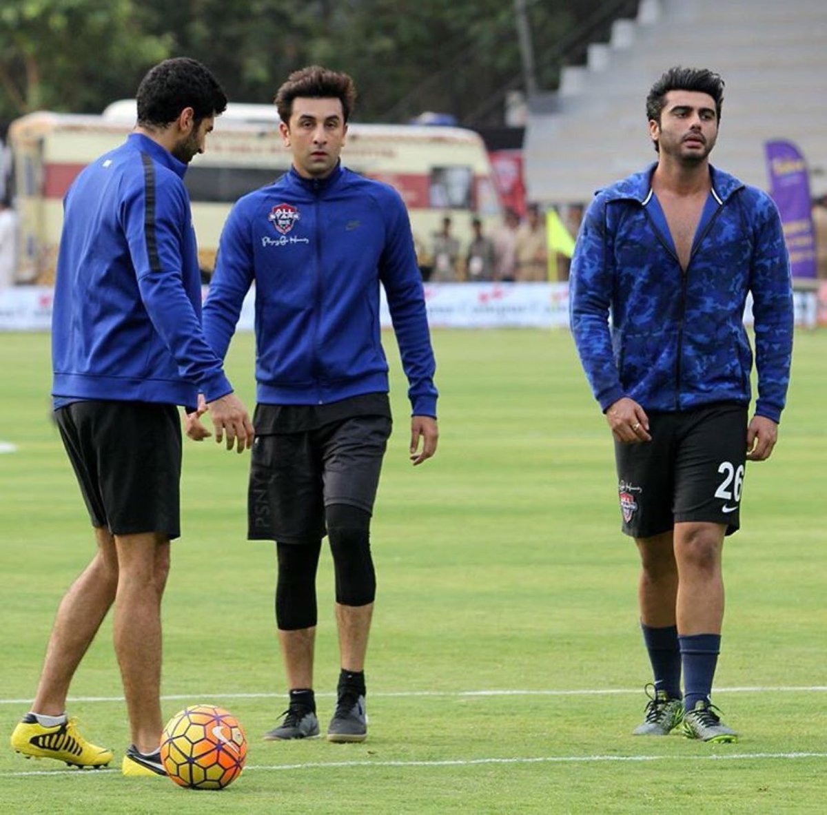 ArjunKapoorCafe's tweet photo. More Pics frm #CharityFootball #AllStarsFC #ASFCvsAHFC ❤️
@arjunk26 #RanbirKapoor #AdityaRoyKapur @theaaryankartik 😍 https://t.co/VDBCGu6YKM