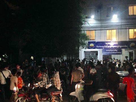 can_nw's tweet photo. กว่าสัปดาห์ มวลชนCNRP มารวมตัวที่พรรค ปกป้อง เข็มสุขารอง หน.พรรค พวกเขาเชื่อว่า ถูกฮุนเซนแกล้งออกหมายจับ #เขมร https://t.co/st0jKyAGKv