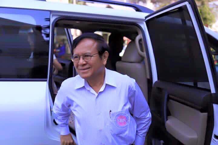 can_nw's tweet photo. กว่าสัปดาห์ มวลชนCNRP มารวมตัวที่พรรค ปกป้อง เข็มสุขารอง หน.พรรค พวกเขาเชื่อว่า ถูกฮุนเซนแกล้งออกหมายจับ #เขมร https://t.co/st0jKyAGKv