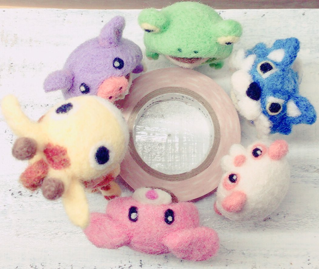 kero_2gou_suke's tweet photo. ついに羊毛フェルトのパジャ松さん六つ子が揃いました〜

大きさや顔がそれぞれ少しずつ違ってますがそれもご愛嬌ということで😊

#おそ松さん手芸部 
#羊毛フェルト https://t.co/EKxsQ2vnV3