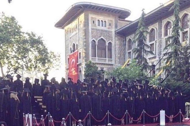 İstanbul Erkek Lisesi'ndekiprotestonun perde arkası:Okul öğrencisi anlattı RT
cumhuriyet.com.tr/546133/1 <a href="/cumhuriyetgzt/">Cumhuriyet</a>