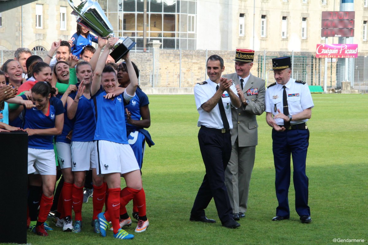 Gendarmerie's tweet image. ⚽️ La France championne du monde militaire de #Football féminin 🇫🇷🇧🇷 2-1 ! Bravo à nos 4 gendarmes ! #FierdelaFrance