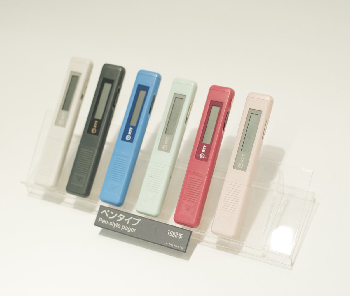 今は無き、懐かしのポケットベルをご紹介♪ 写真のカラフルなポケベル