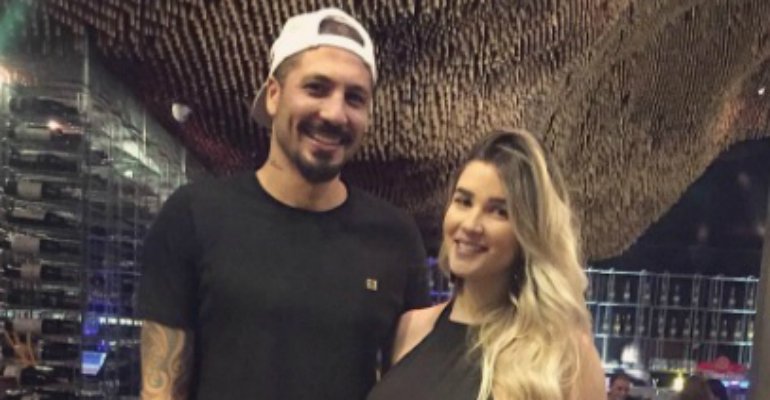 carasbrasil's tweet photo. Aline Gotschalg posa com Fernando Medeiros e o filho: "Meus meninos". Veja a fofura --> https://t.co/SZhWgidb9Q https://t.co/HAFl4t0wZZ