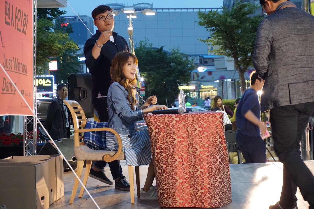 [PIC][06-06-2016]Tiffany tham dự buổi Fansign cho "I Just Wanna Dance" tại Busan vào chiều nay - Page 2 CkRFRXVUYAAQzAs