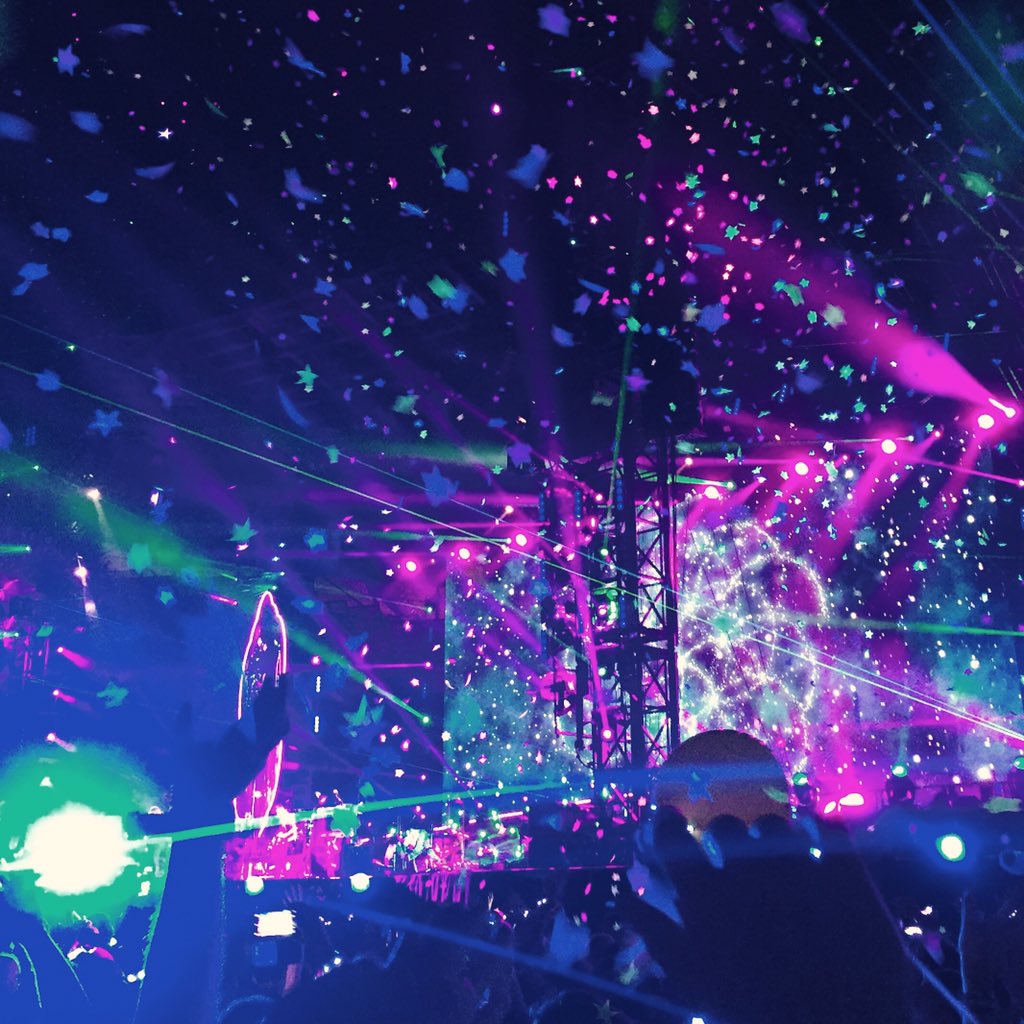 ConcreteFilms's tweet photo. @Coldplay... Awesomeness!!!#armyofone #etihad https://t.co/muBLaYW9Uw