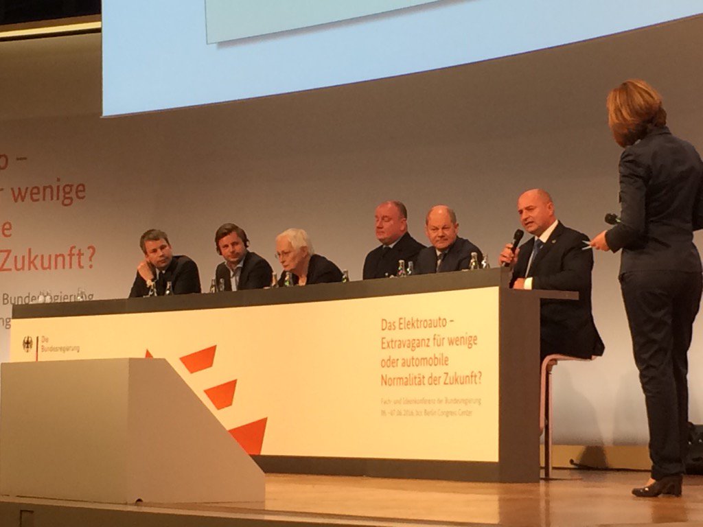 Podium #nkemob : Bomba, Scholz, Hochfeld, Wilms, Hannisdahl, Bilger zur Frage "was ist uns Elektromobilität wert?"