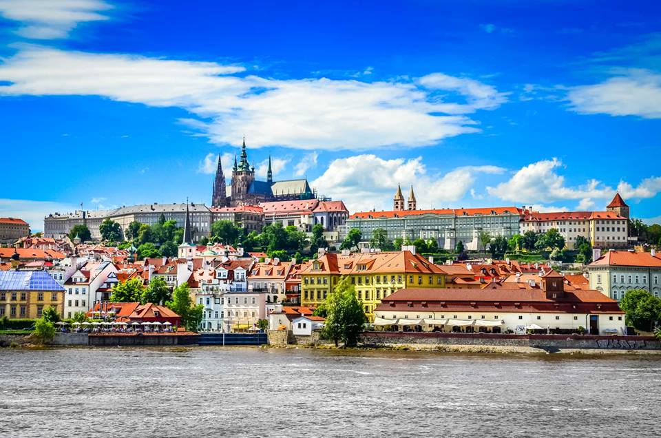 MyPragueapp's tweet photo. Average temperatures expected in the #Czech Rep in June from 20° to 26°. Light rainfalls at the end of the month https://t.co/wRlcjsXGmb