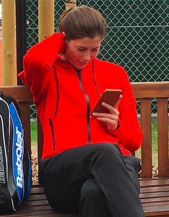 GarbiMuguruza's tweet photo. Leyendo vuestros mensajes! Gracias d corazón. Toca descansar. Reading all ur messages.Thanks so much! Rest time! :-) https://t.co/axPZJml3un