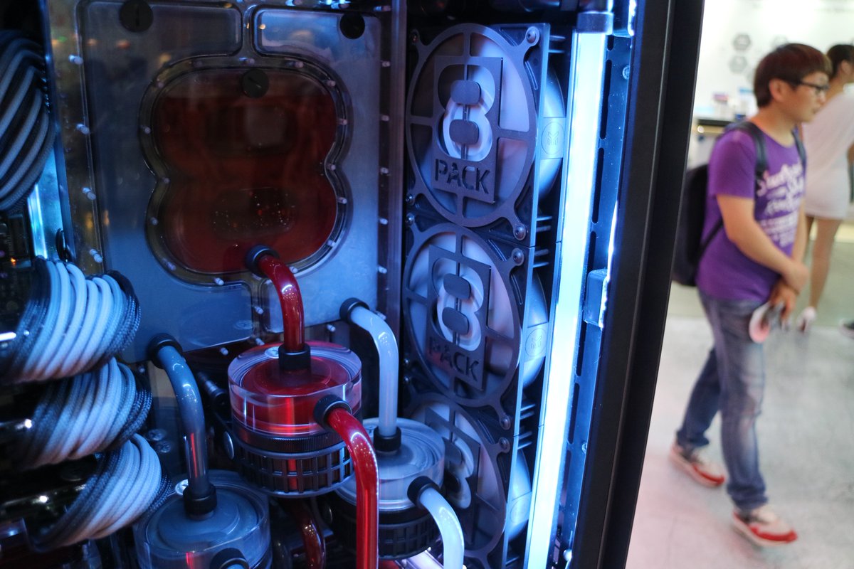 清水 貴裕 Twitterren Asusブースにあった 8 Packマシンの内部 R5e10とm8iの2システム構成な上に 水枕やファンガードがオリジナルで8になっているのがスゲー お値段は200万円超えだった記憶