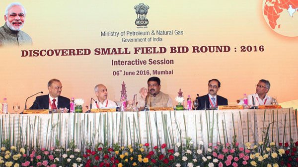 PIBMumbai's tweet photo. Petroleum Minister promises transparent regime and liberal terms for oil exploration https://t.co/wGaFRGKT9M