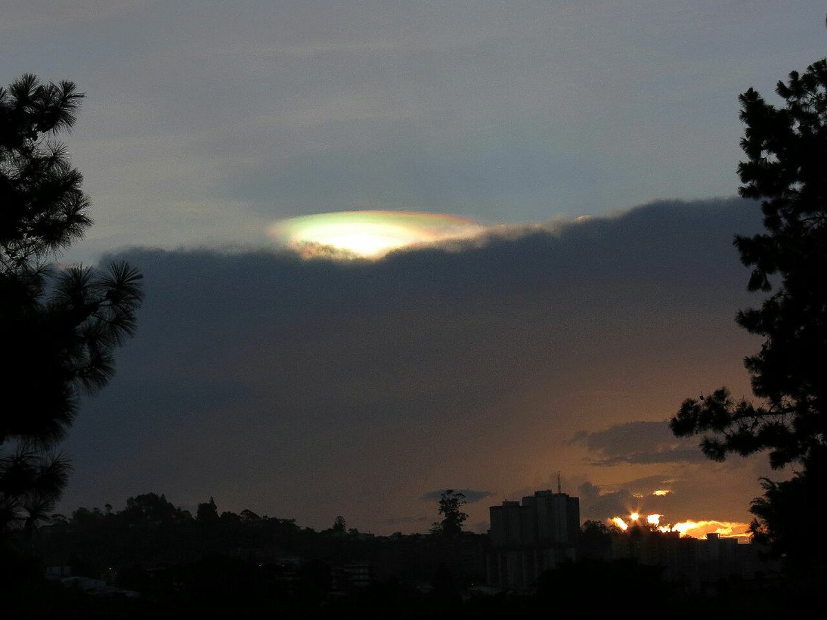 Meteovargas's tweet photo. Iridiscencia capturada por @tibunando ésta mañana desde Caracas, Venezuela https://t.co/z6b9419nq4