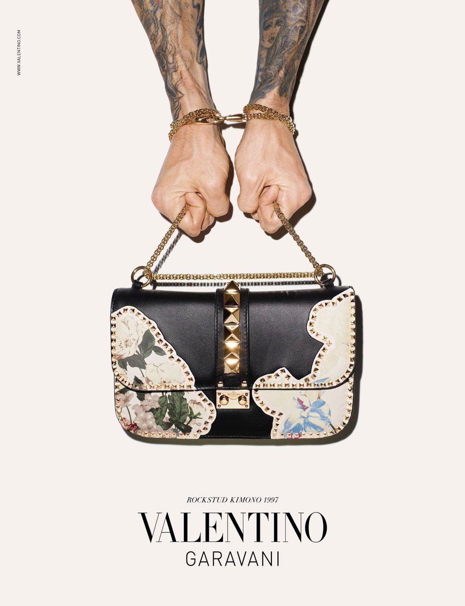 MaisonValentino's tweet photo. Vibrant #Kimono1997 Lockbag embellished with Japanese flowers and delicate studs. https://t.co/9CskJ2dmvx https://t.co/sn5flm92ZR