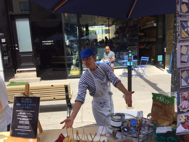 Bleu_Persille's tweet photo. Merci d'être venus nous voir en si grand nombre durant tout le w-e! #ventetrottoir #montroyal #fromage #lundi https://t.co/YxibcoCuYy