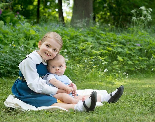 monarquiascom's tweet photo. Hoy es el Día Nacional de Suecia y para celebrarlo, nuevas fotos de la princesa Victoria y sus hijos :)) https://t.co/vAQH41t88l