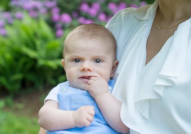 monarquiascom's tweet photo. Hoy es el Día Nacional de Suecia y para celebrarlo, nuevas fotos de la princesa Victoria y sus hijos :)) https://t.co/vAQH41t88l
