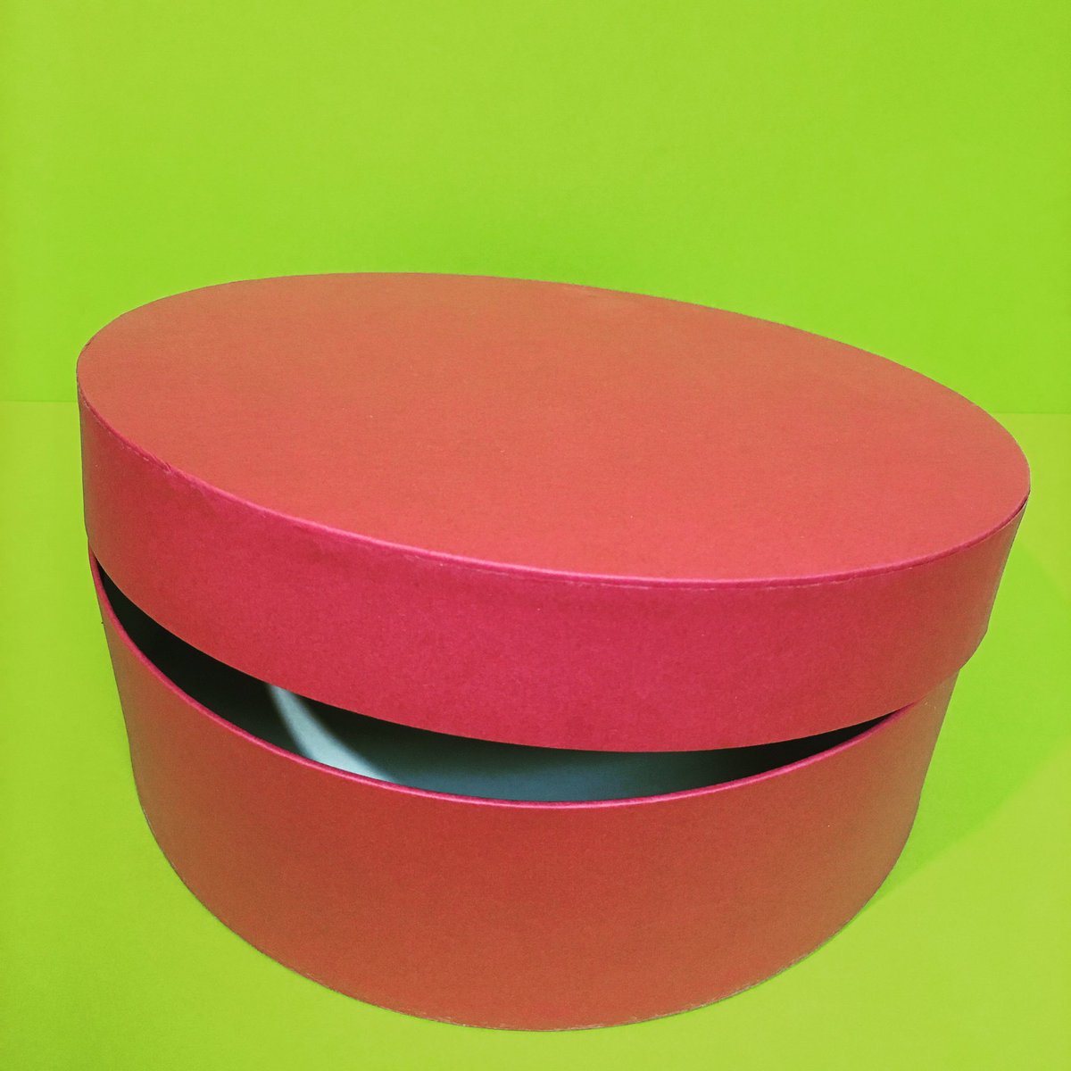 #roundbox #box #round box #packaging #smallorderswelcome #examplebox internationalpackagingbrands.co.uk/shop ☀️🌻