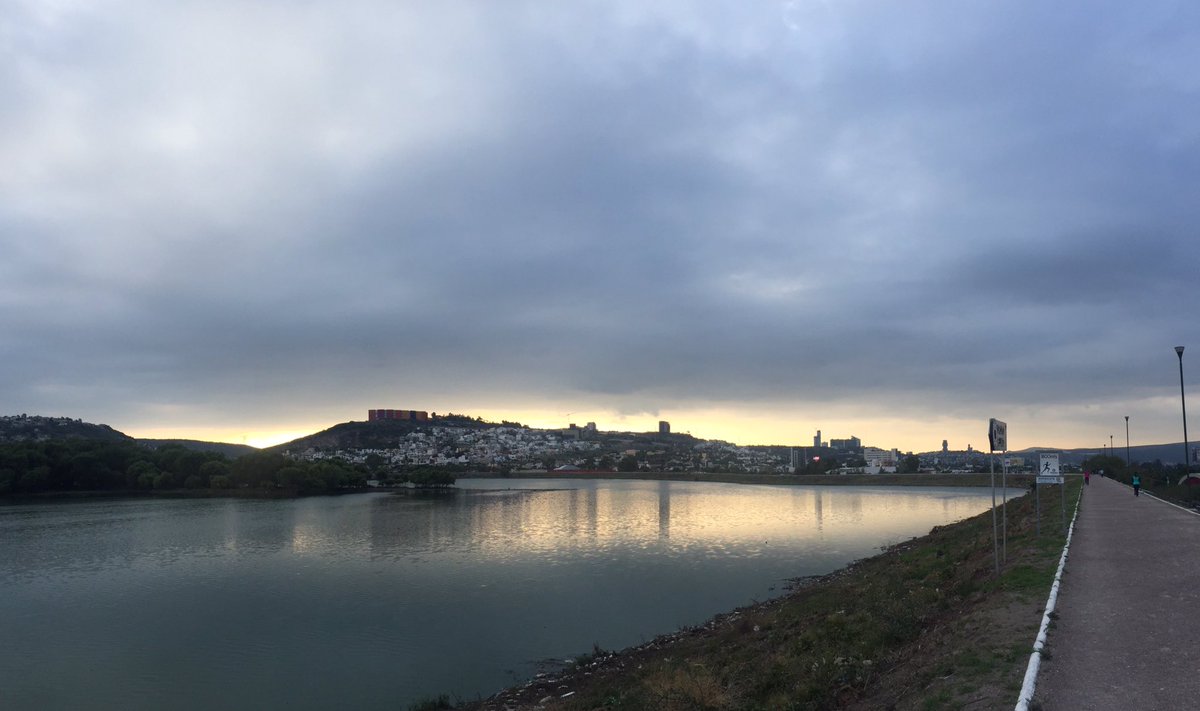 ParamoJessica's tweet photo. #buenosdías #queretaro #asielamenecer #brillandoparejo https://t.co/0r1WD9gwCD