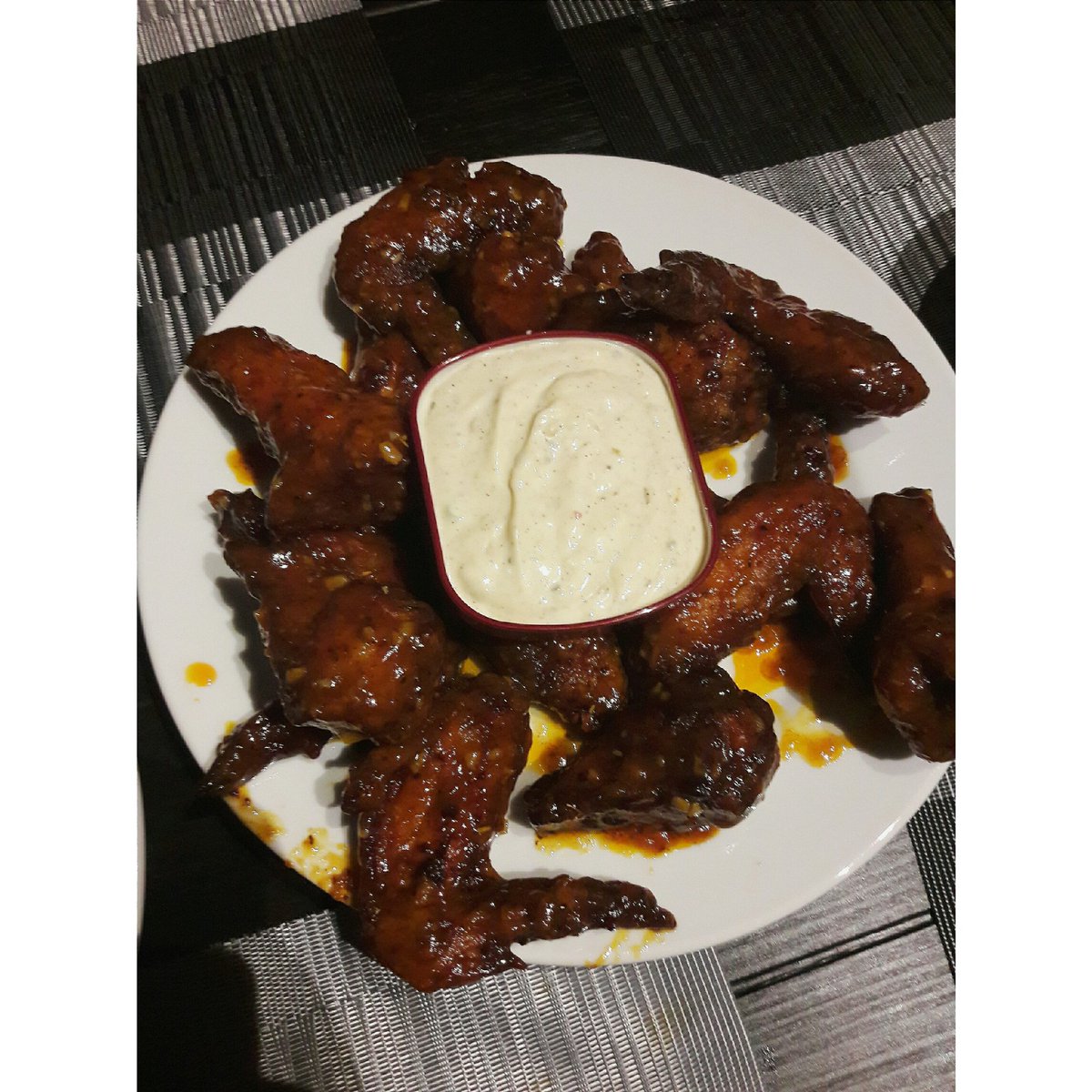 hanxxhxn's tweet photo. I baby my friends so much. #buffallowings for tonight as per their request😊😂 https://t.co/z4iw1PJyB7