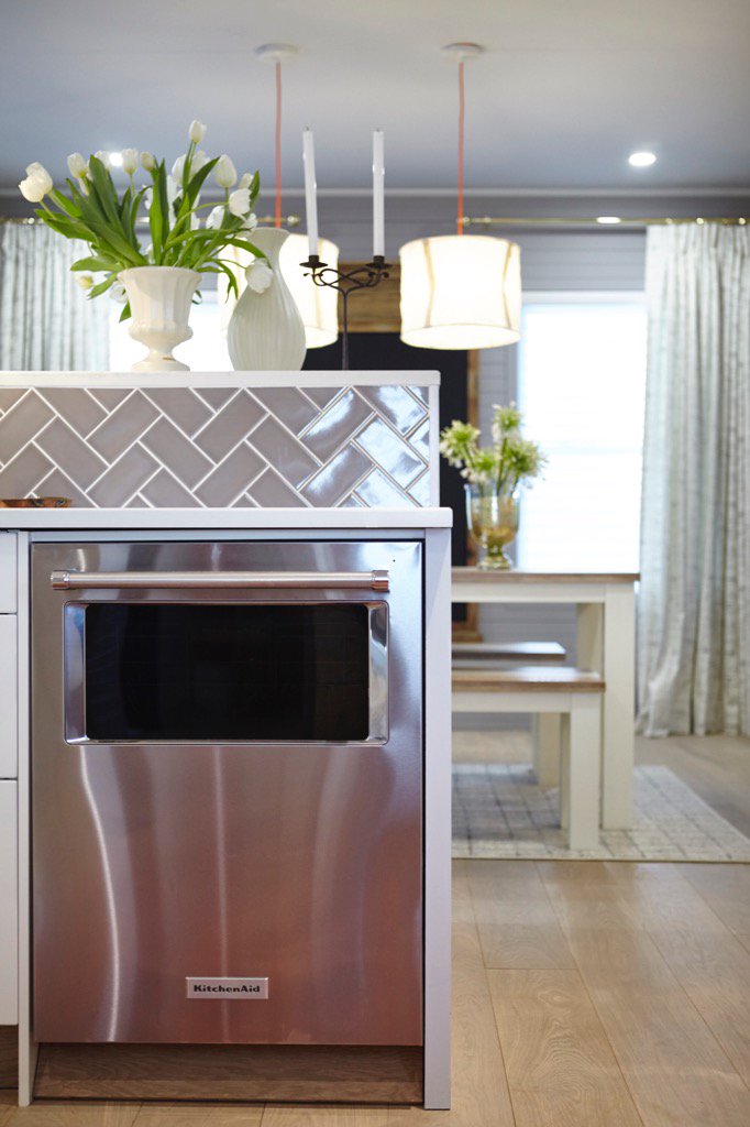 We installed this amazing @KitchenAid dishwasher in the kitchen for #HomeToWin. Thanks <a href="/LeonsFurniture/">Leon's</a>