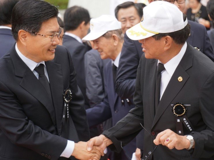 제61회 현충일 추념식(6.6)
조국을 위해 목숨을 바치고 헌신하신 순국선열을 기리며, 호국정신을 잊지않고 국가와 국민을 위한 애국정치를 이루어 가겠습니다.
m.blog.naver.com/mjhong2004/220…