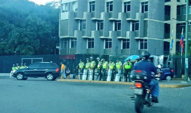 RJRebelion's tweet photo. ¿Cuál es el miedo? Policía Nacional rodea Plaza Venezuela ante concentración de la MUD https://t.co/rWDfQWqgVK https://t.co/6ttrv8myRI