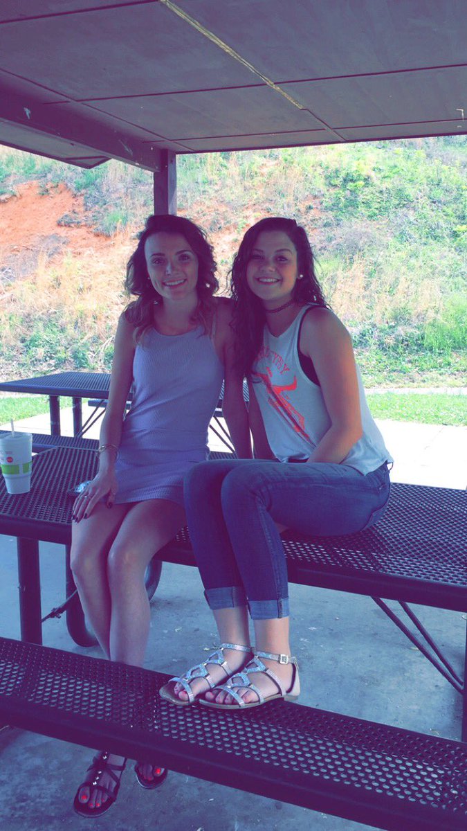 JessthemessT's tweet photo. I'm screaming HAPPY 18th BIRTHDAY to my A1🎈you deserve the best,so don't settle for less 🎁#beachboundsoon @Jewelsdg https://t.co/JDzPe1hUQL