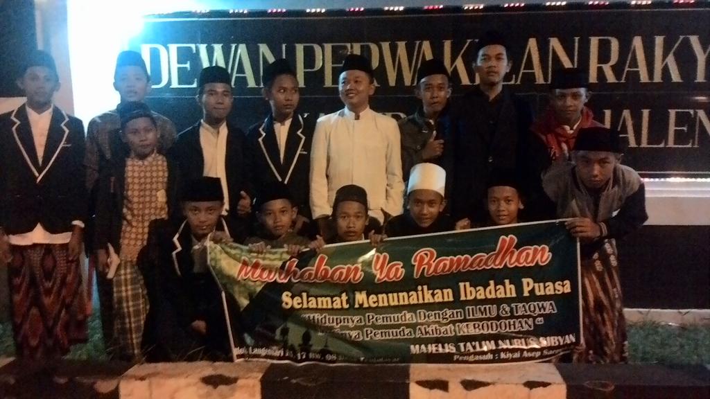 Mengajak santri photo bareng di depan gedung DPRD Mjl <a href="/infoMJLK/">Informasi Majalengka</a> @aboerchakra <a href="/pepepsae/">pepep s.hidayat</a>