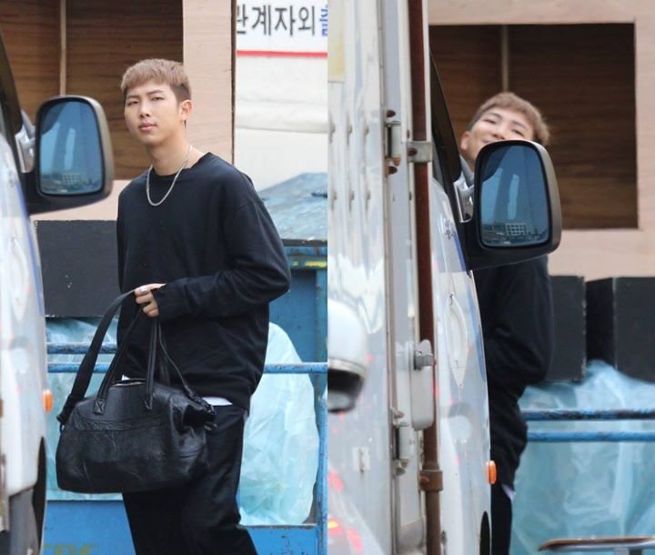 Its_Desi_Xox's tweet photo. When u see some cops but u already got your merch and ur headed to Korea#KPopTwitterIsGoingToJailParty https://t.co/Zd6evkP1RU