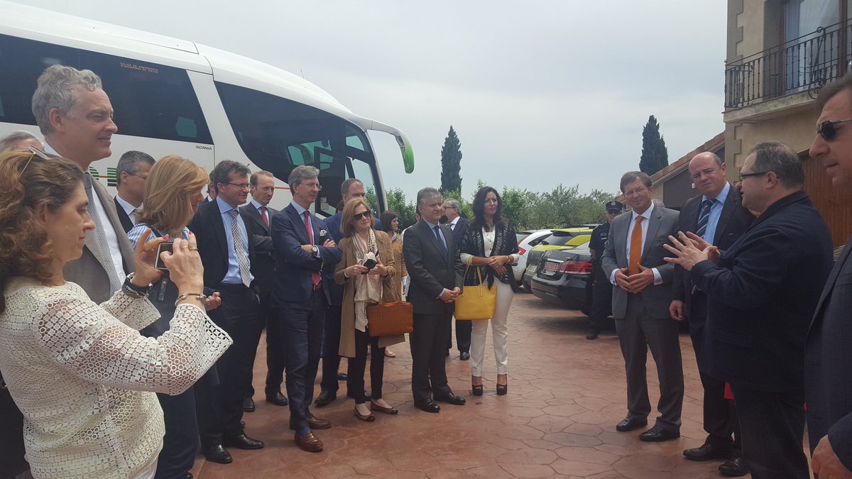 BittorOroz's tweet photo. Europear enbaxadoreak #Arabar Errioxa eta bertako #ardoak ezagutzen @LAGUARDIAOT @RiojaAlavesa @PaisajeDelVino https://t.co/dvOrTvvg2g