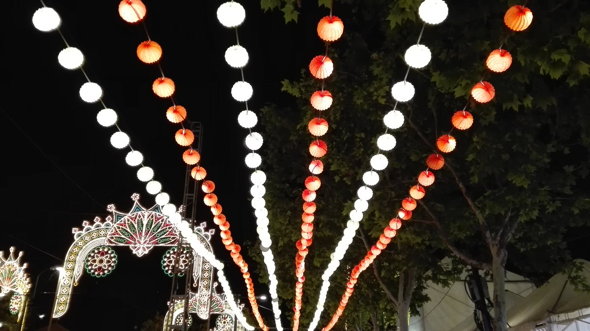 Echamos de menos mirar al cielo y ver farolillos, echamos de menos el rebujito y la cerveza. Os echamos de menos!