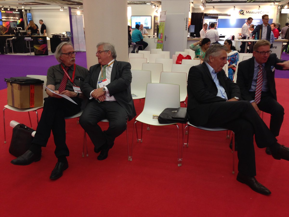 asttwitt's tweet image. Warten vor der@dip-Bühne: Gleich Verleihung des Post-Innovator des Jahres Awards #drupa2016 #doxnet