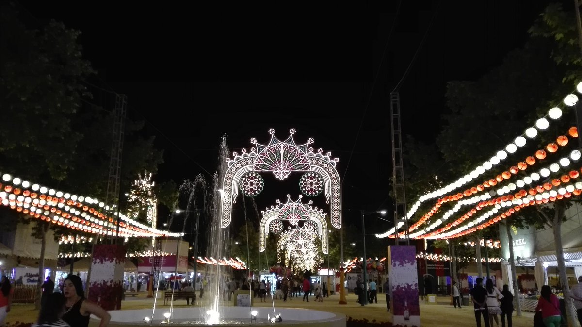 Hoy os preguntamos... ¿Qué echáis de menos en nuestro ferial? #Granada #Corpus