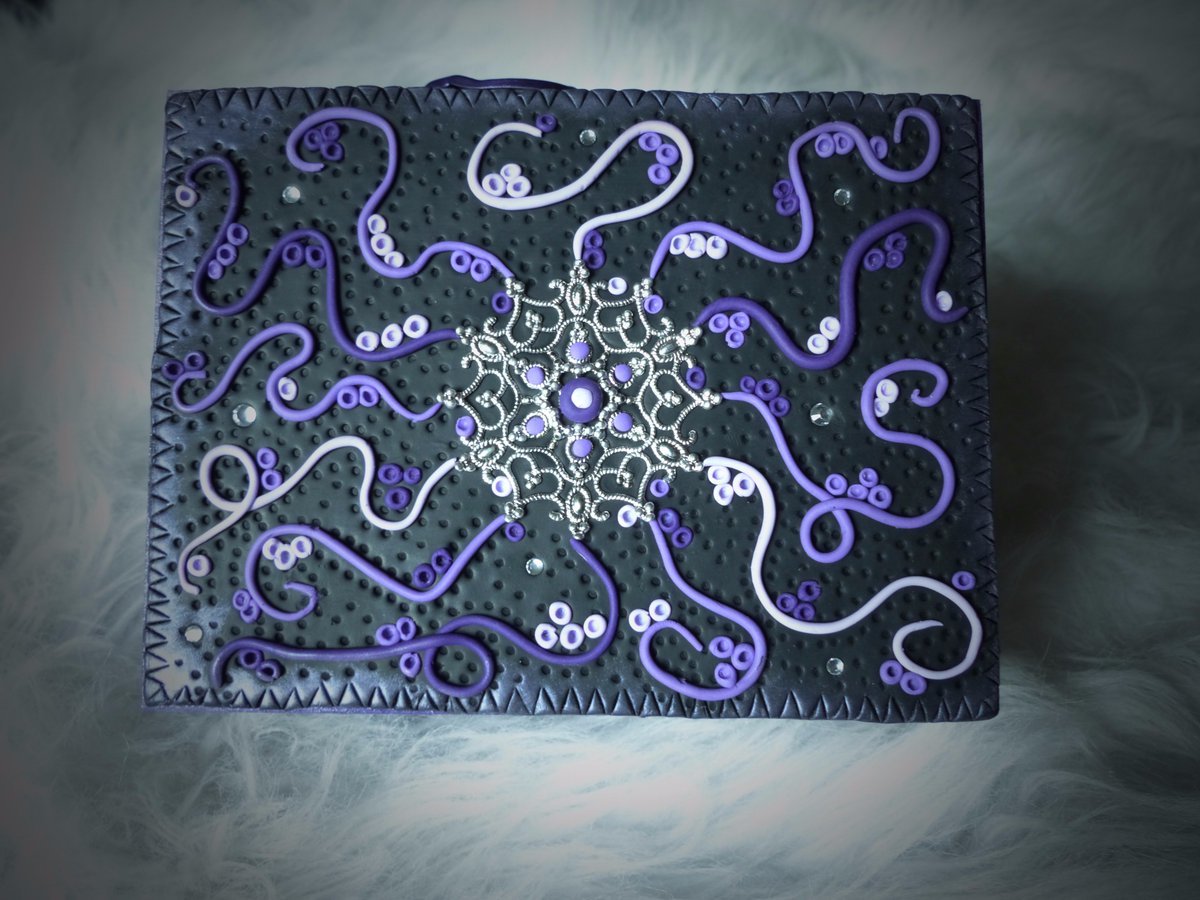 SmetsSabrina's tweet photo. #boîte #serpentins #mauves #fimo 
https://t.co/ToPG8ZsHtO https://t.co/wrml0PS1UP