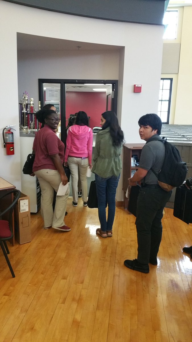 EduTisha's tweet photo. HEIGHTS High first IB DP students-getting geared up with laptops @ghostofHHS @MrPScientia #WeBeIB https://t.co/8hCk3UcVIO