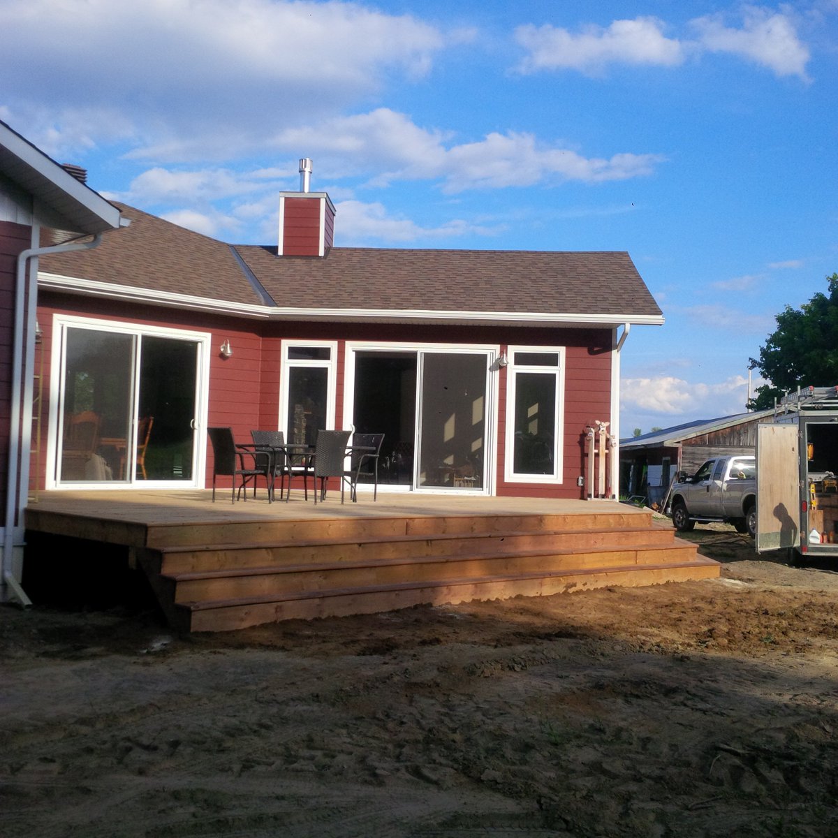 munrocontract's tweet image. #Beautiful custom #deck with stairs to yard! This client will have tons of room for entertaining this #summer!