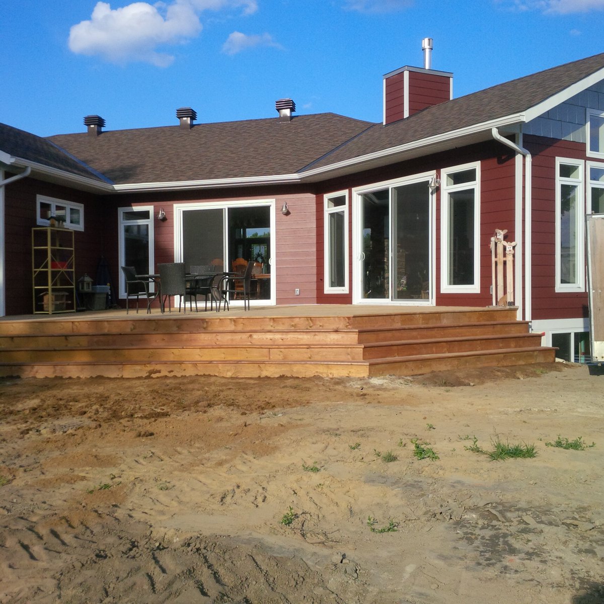 munrocontract's tweet image. #Beautiful custom #deck with stairs to yard! This client will have tons of room for entertaining this #summer!