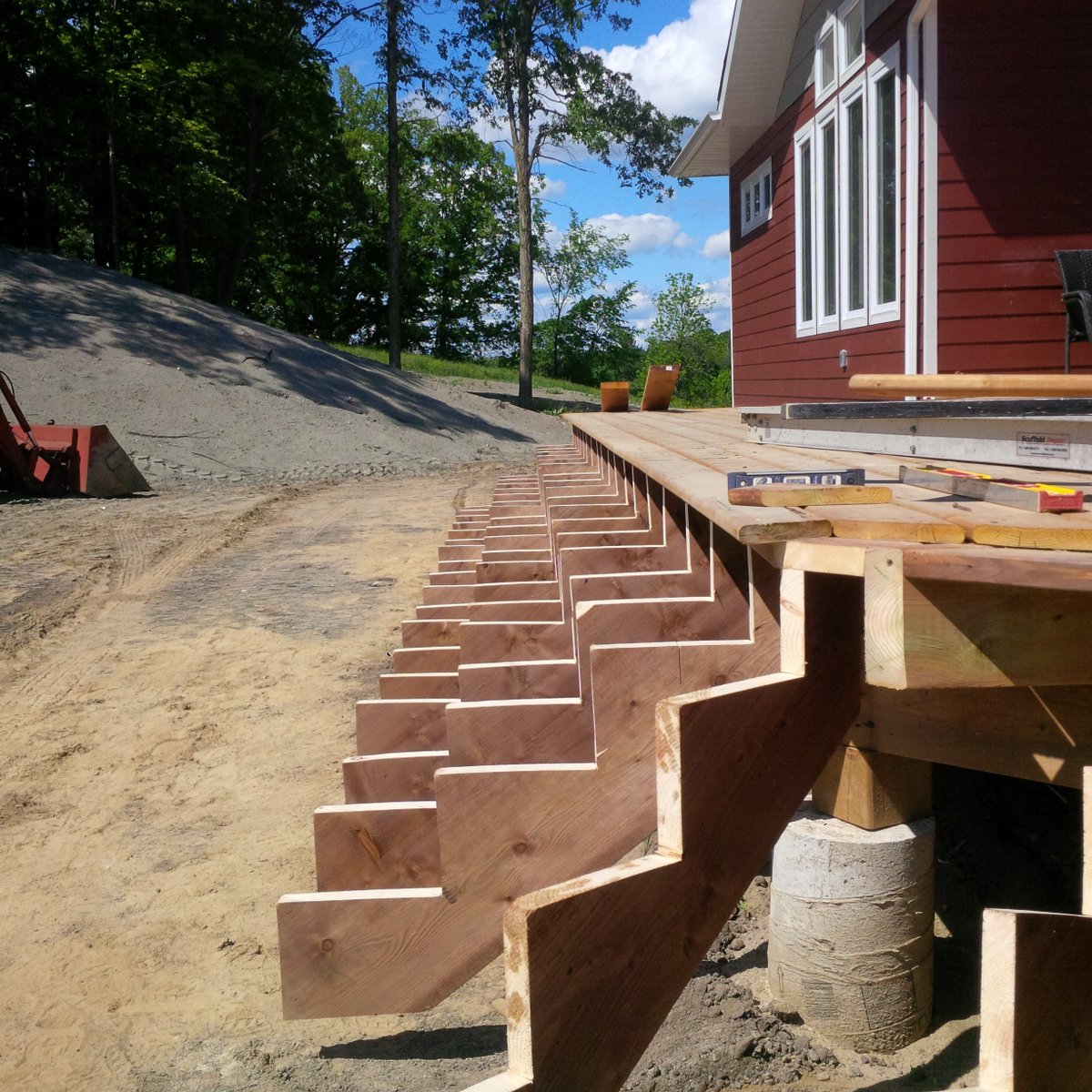 munrocontract's tweet image. #Beautiful custom #deck with stairs to yard! This client will have tons of room for entertaining this #summer!