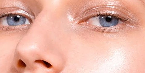 NylonMag's tweet photo. This highlighter has beauty addicts freaking. out... https://t.co/WJ0azTawBF https://t.co/J9NRpgPIa6