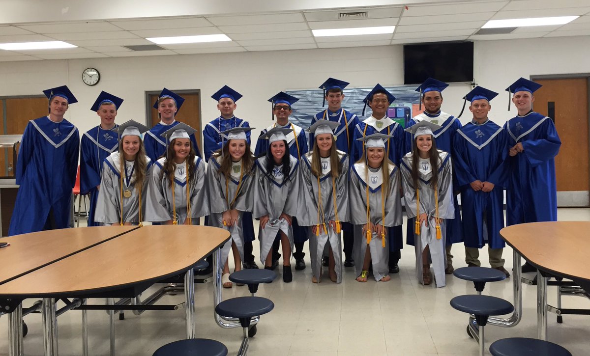 BathGirlsTrack's tweet photo. Track seniors look fly 🎓💙🏃🏽 https://t.co/qzz446twC0