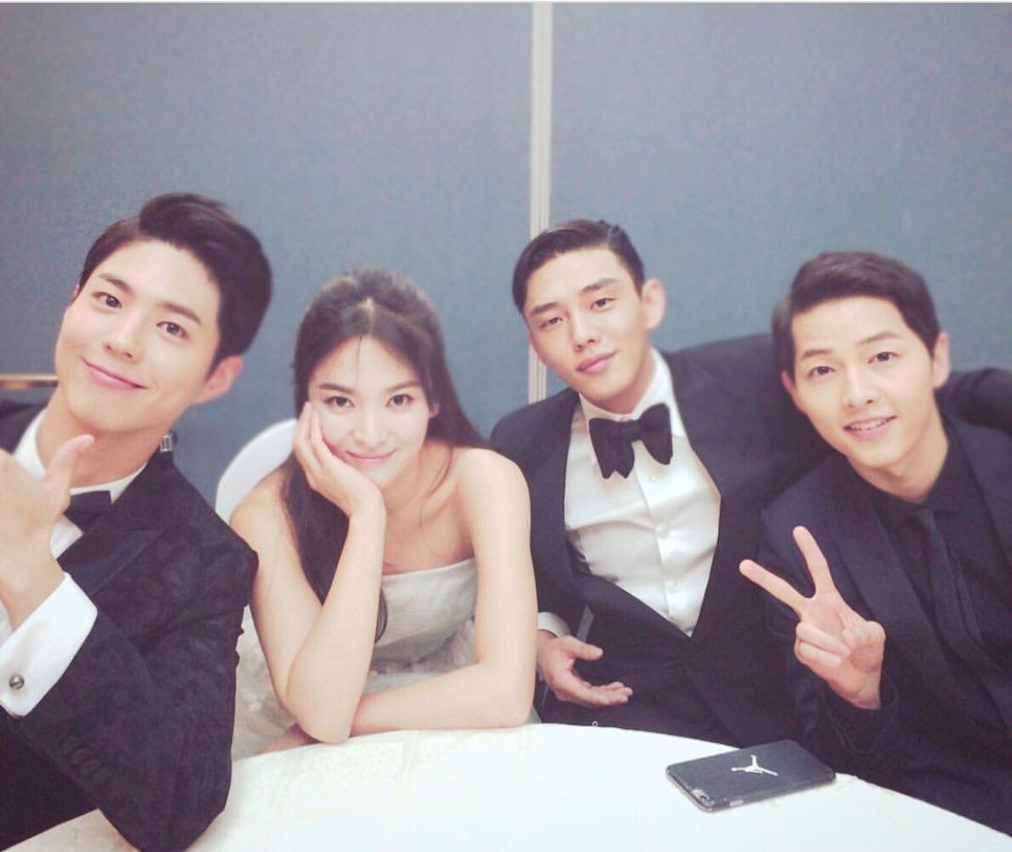 AteMennie's tweet photo. How to be Song Hye Kyo? 😜 https://t.co/0utshf9ooW surrounded by beautiful namja 😍❣😍 #SongJoongKi #YooAhIn #BoGeum https://t.co/Sek67wQw7m