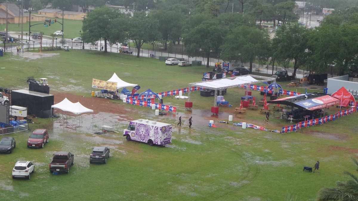 Clint aguó la fiesta en Orlando. La tormenta tropical dejando pocos amigos en las afueras del estadio.