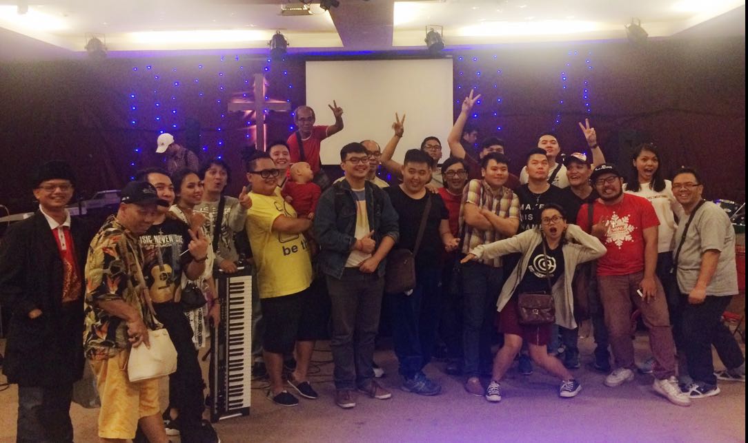 Perdana pelayanan di Jazz d'Gospel, disuruh jamming pula! Tapi seru!! Haven't had this much fun in years!